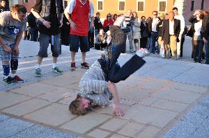 Hip-hop: b-boying