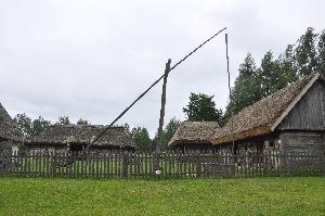 Skansen w Kłóbce - studnia z żurawiem