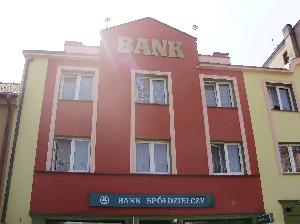 Bank na rynku w Chełmży.