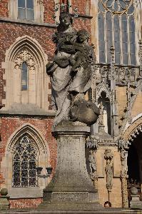 Wrocław - pomnik Matki Boskiej z Dzieciątkiem